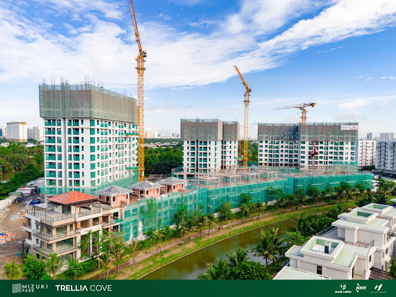 Cần cẩu tháp và giàn giáo tại khu nhà phố thấp tầng dự án Mizuki Park