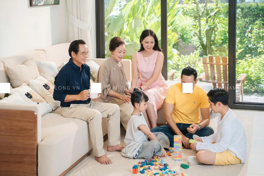 Gia đình nhiều thế hệ sinh hoạt cùng nhau trong không gian sống tại Izumi City