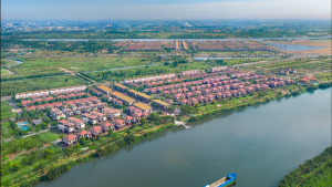Khu biệt thự ven sông với mái ngói đỏ nằm cạnh dòng nước, thuộc dự án của Nam Long