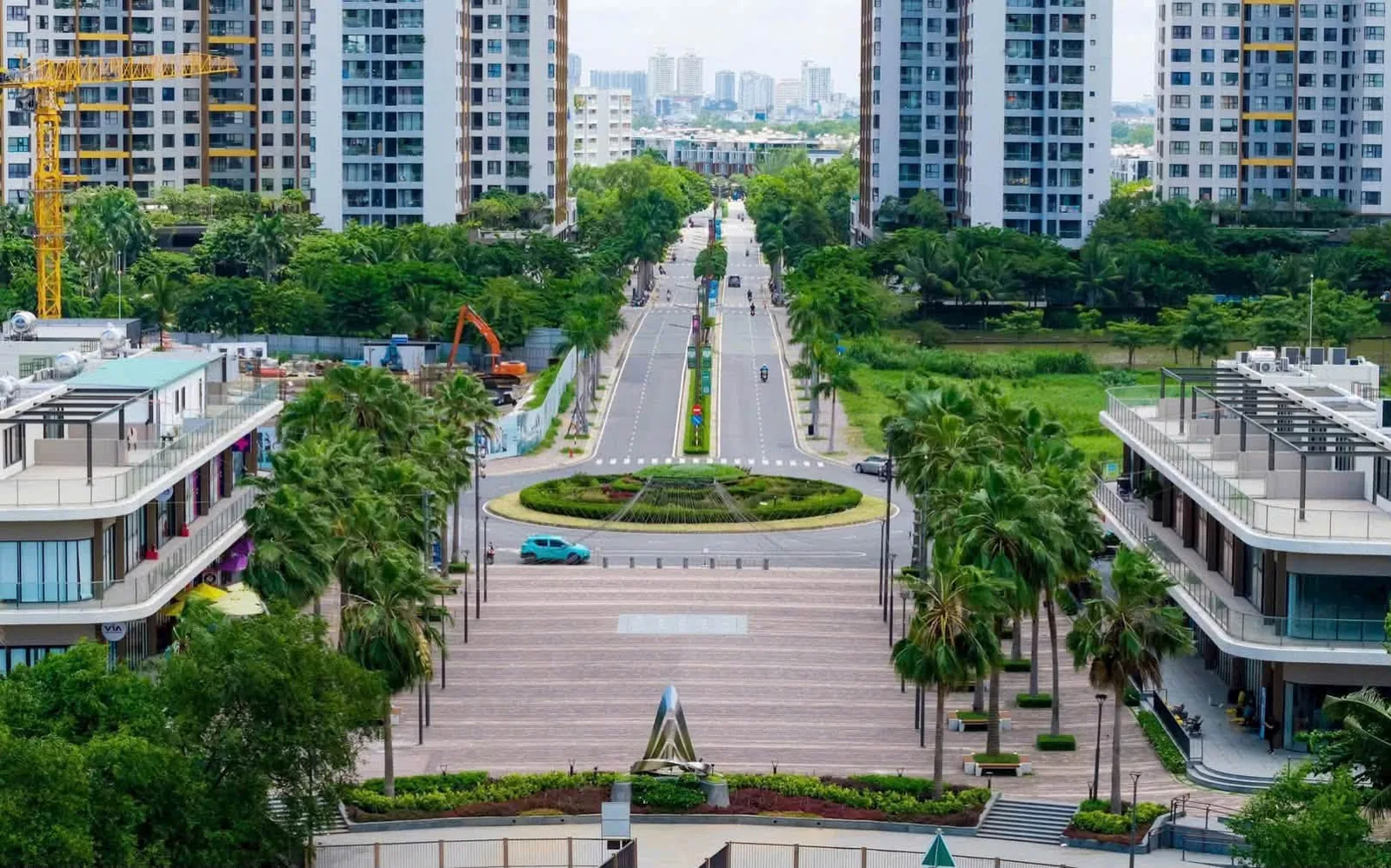 Đại lộ trung tâm Mizuki Park với vòng xoay, hàng cọ và dãy nhà phố thương mại hai bên