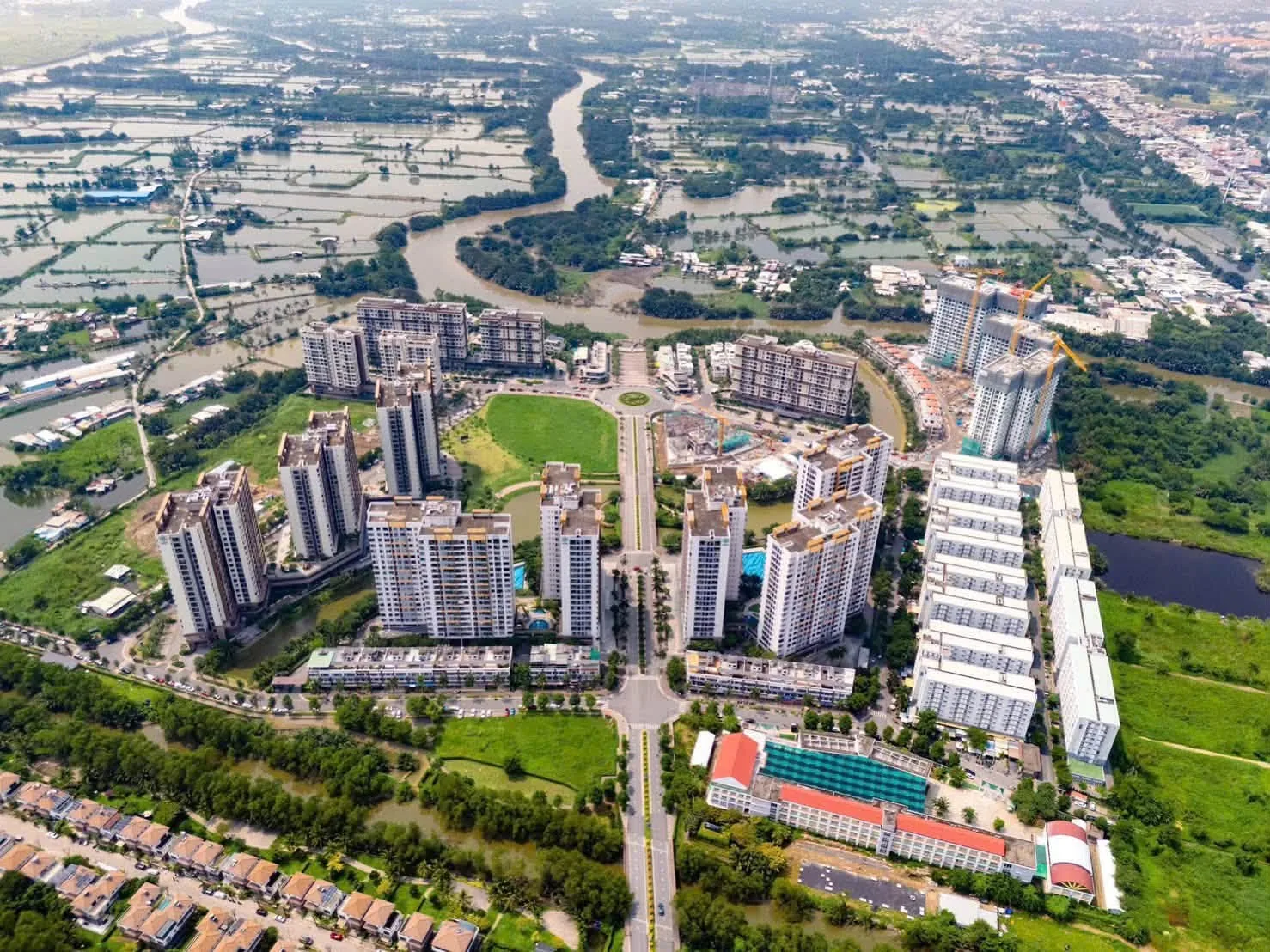 Toàn cảnh Mizuki Park 26ha nhìn từ trên cao với kênh đào, trục đường trung tâm và các tòa căn hộ